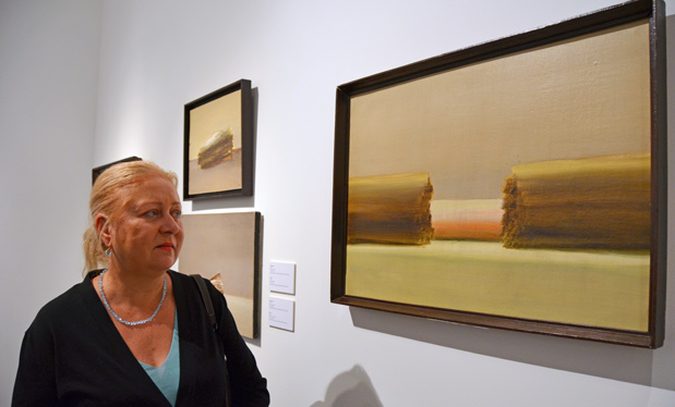 Наталья Туколкина-Охота стоит возле &laquo;Натюрморта&raquo;, который многие считают одной из самых характерных картин Игоря Вулоха. &copy; Пресс-служба ВТБ