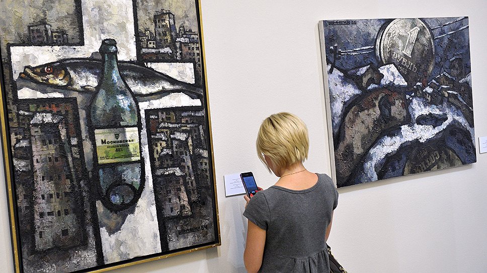 Советский рубль у Рабина кажется сребреником, а христианский символ — рыба — перекрещивается с бутылью, где причастное вино давно претворилось в водку