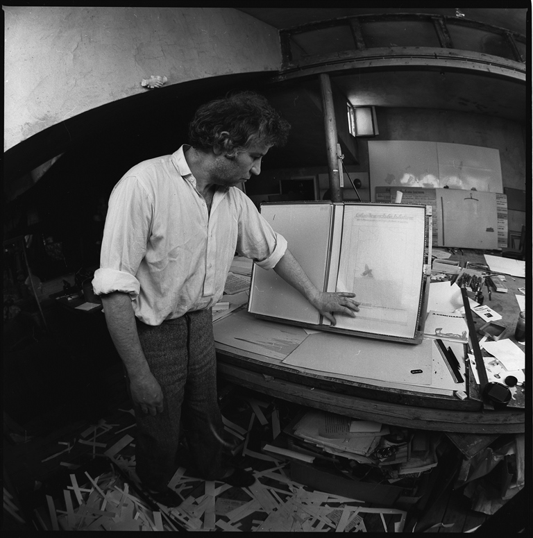 Илья Кабаков в своей мастерской